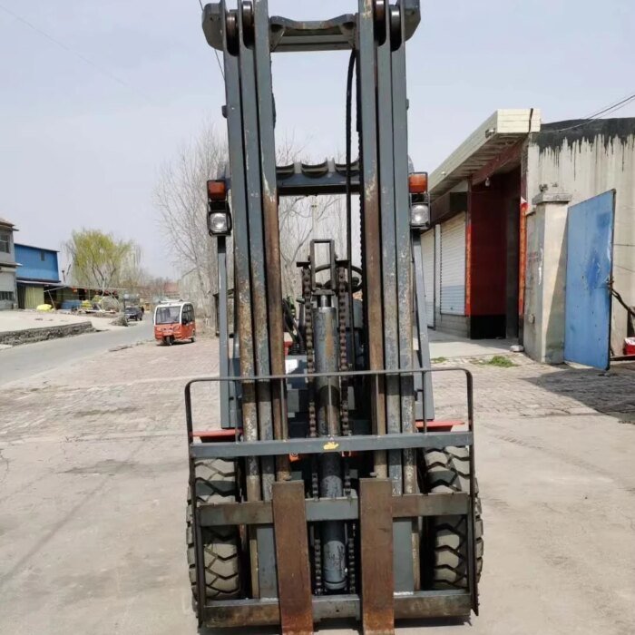 Second Hand 30 Forklift 3 Ton 6m Three Gantry High Efficiency - Image 3