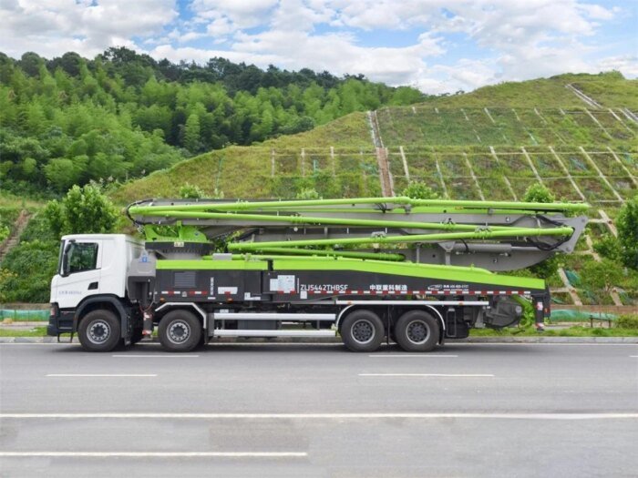 Zoomlion 57X-6RZ 57m 327KW Mobile Concrete Pump Cheap Price - Image 6