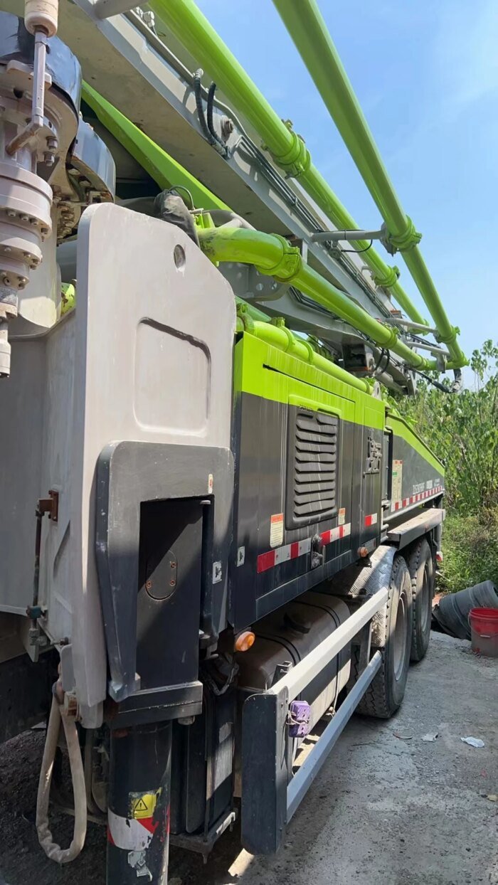 Zoomlion 43m Used Concrete Pump Sitrak 254kw 120m/h - Image 4