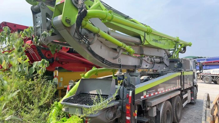 Zoomlion 43m 6X4 Sitrak Chassis Concrete Boom Pump Truck - Image 6