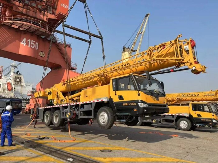 6 Ton Spider Crane Zqs125-5 Mini Crawler Telescopic Crane - Image 3