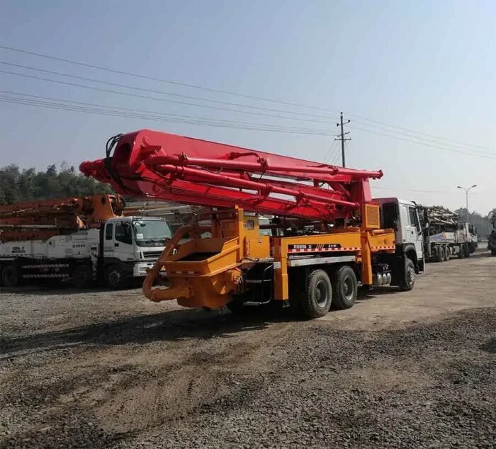 Famous Brand 37m SYG5261THBES 370C-10 Concrete Pump Truck - Image 3