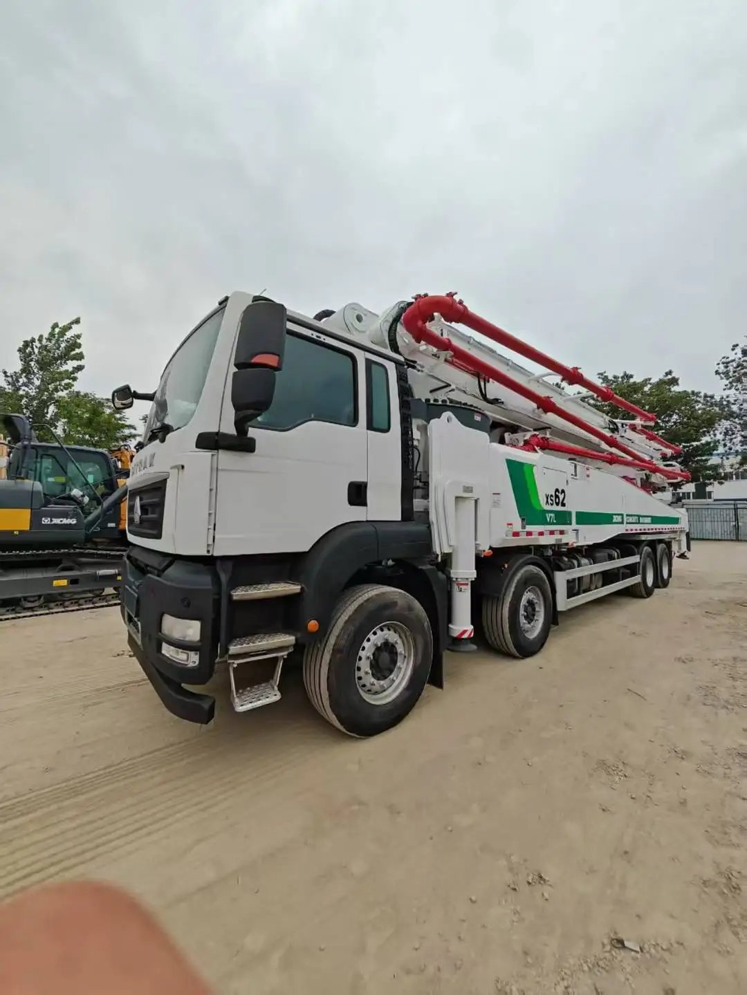 H310228a29b8340e597d0be0eb43c9ee98 XS62 4 Axles 62m 6 Sections Boom Concrete Pump Truck - Image 1