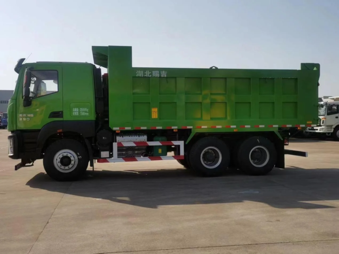 12 Wheels 350HP 17 Ton Capacity Dump Truck - Image 4