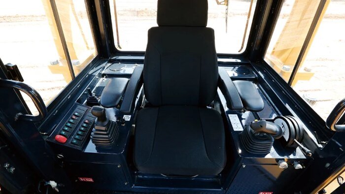 818F Hydrostatic Drive Dozer Mining Infrastructure - Image 3