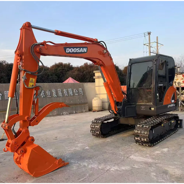 Used Doosan DX60 Excavator with Hydraulic Thumb Rubber Pads Quick Coupler - Image 3