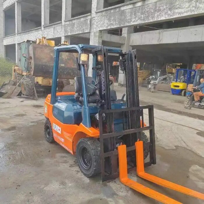 Used Toyota 30 Forklift 4 Wheel Japan High Quality Lifting Machine - Image 3