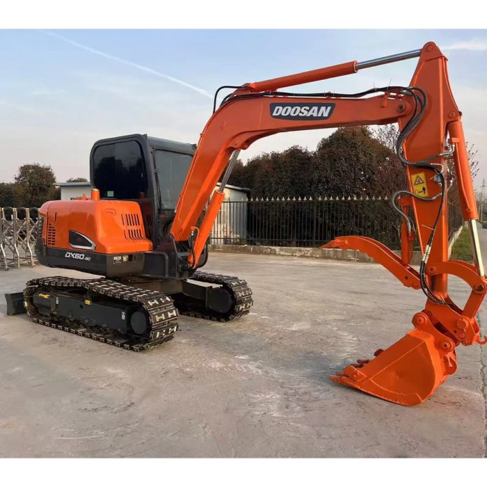Used Doosan DX60 Excavator with Hydraulic Thumb Rubber Pads Quick Coupler - Image 4