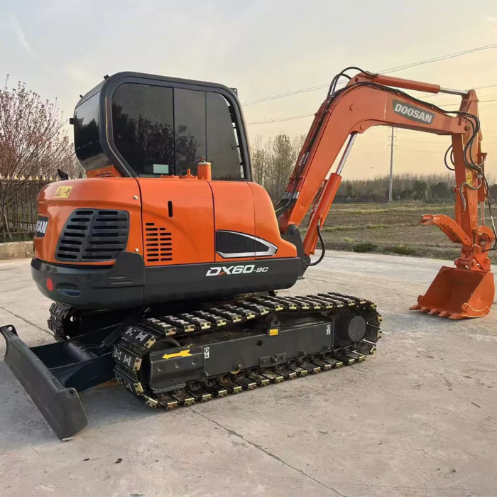 Used Doosan DX60 Excavator with Hydraulic Thumb Rubber Pads Quick Coupler - Image 2