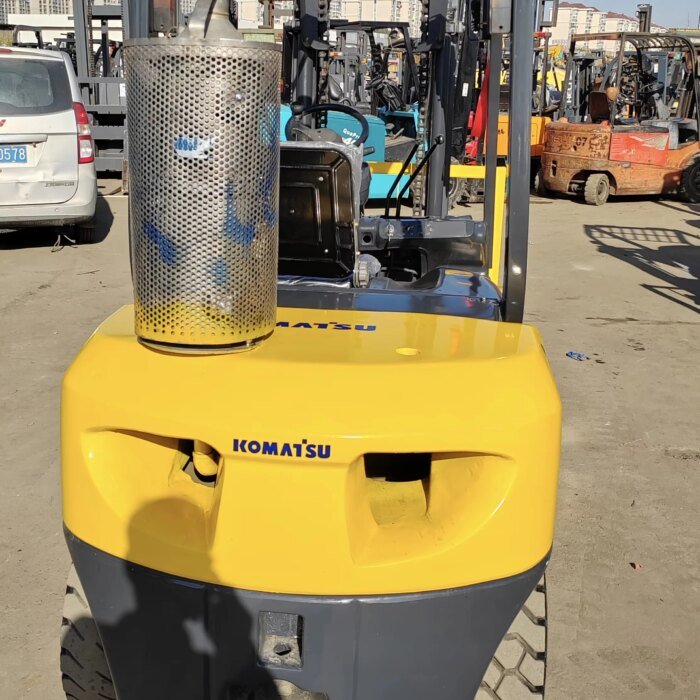 Used Komatsu 30 Forklift 4 Wheel Japan High Quality Construction Lifting Machine - Image 5