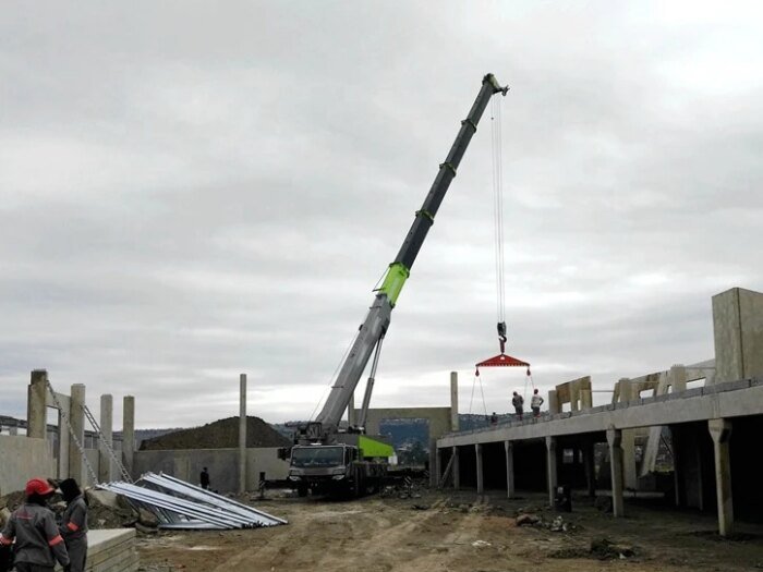 Zoom-lion ZTC550V532 55T Hydraulic Truck Crane Sale - Image 2