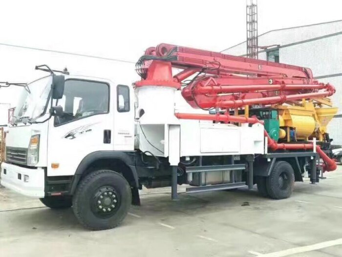 Tiantuo 35m Small Truck-Mounted Concrete Pump for Sale - Image 3