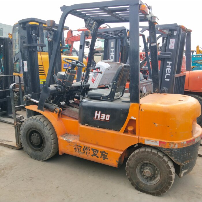 HANGCHA H30 3 Ton Secondhand 4WD Forklift Low Price - Image 2