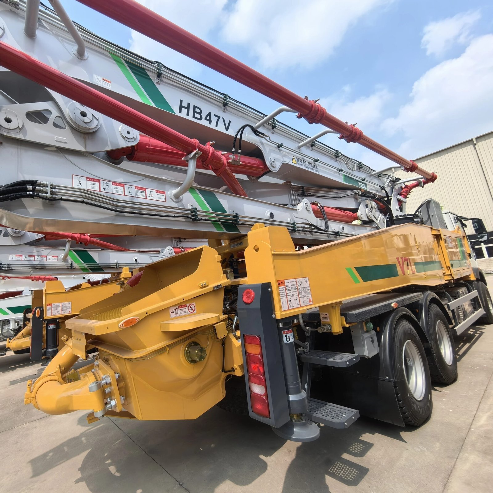 Xuzhou HB47V 47m 324kw Concrete Boom Pump Truck Peru
