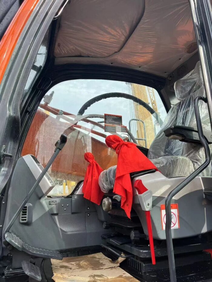 Used DOOSAN DX300 30 Ton Crawler Excavator 2023 - Image 4