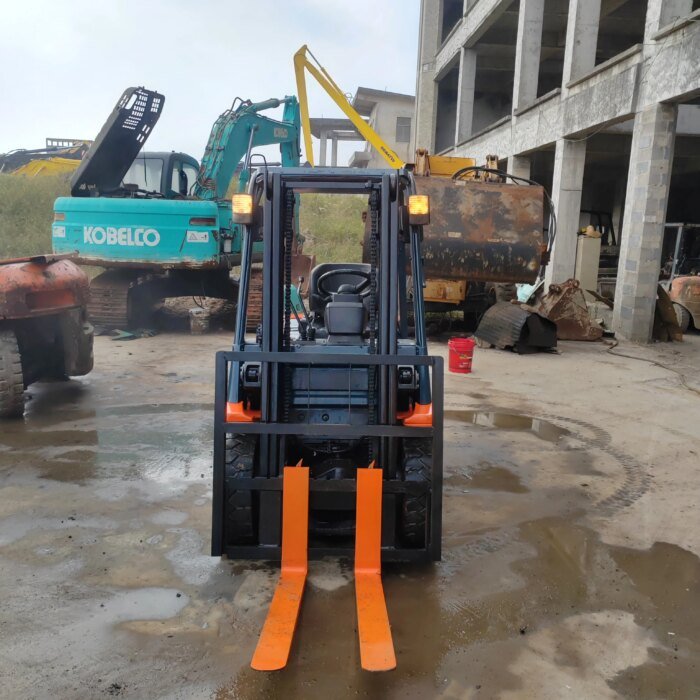 Used Toyota 30 Forklift 4 Wheel Japan High Quality Lifting Machine - Image 2