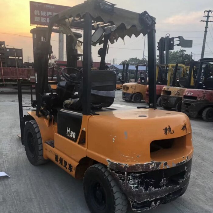 HANGCHA H30 3 Ton Secondhand 4WD Forklift Cheap Price - Image 4