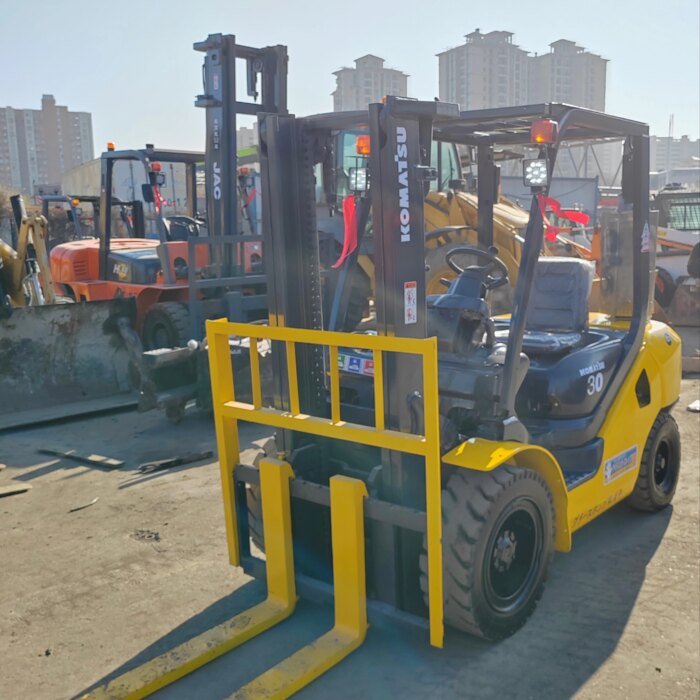 Used Komatsu 30 Forklift 4 Wheel Japan High Quality Construction Lifting Machine - Image 2