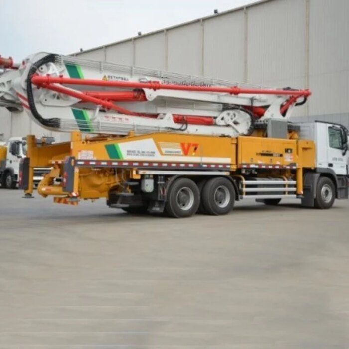 62m Concrete Pump Truck HB62V Famous Chassis Construction - Image 4