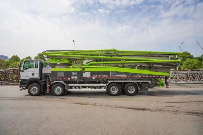 ZOOMLION 59X-5RZ 59m 4-Axle Truck-Mounted Concrete Pump - Image 4