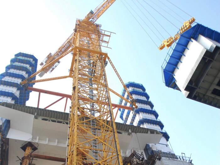 130t ZCC1300 Hydraulic Crawler Crane for Lifting - Image 4