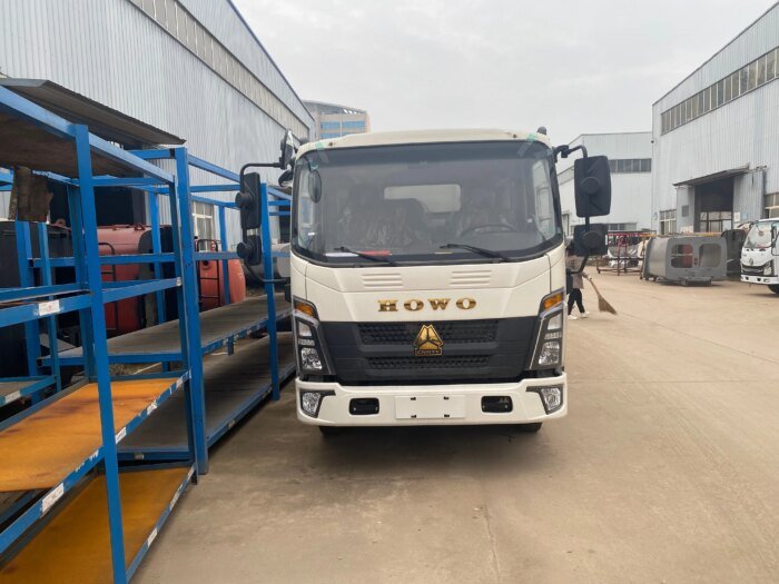 Chinese Brand 2X4 4.5-cubic Dump Garbage Truck - Image 4