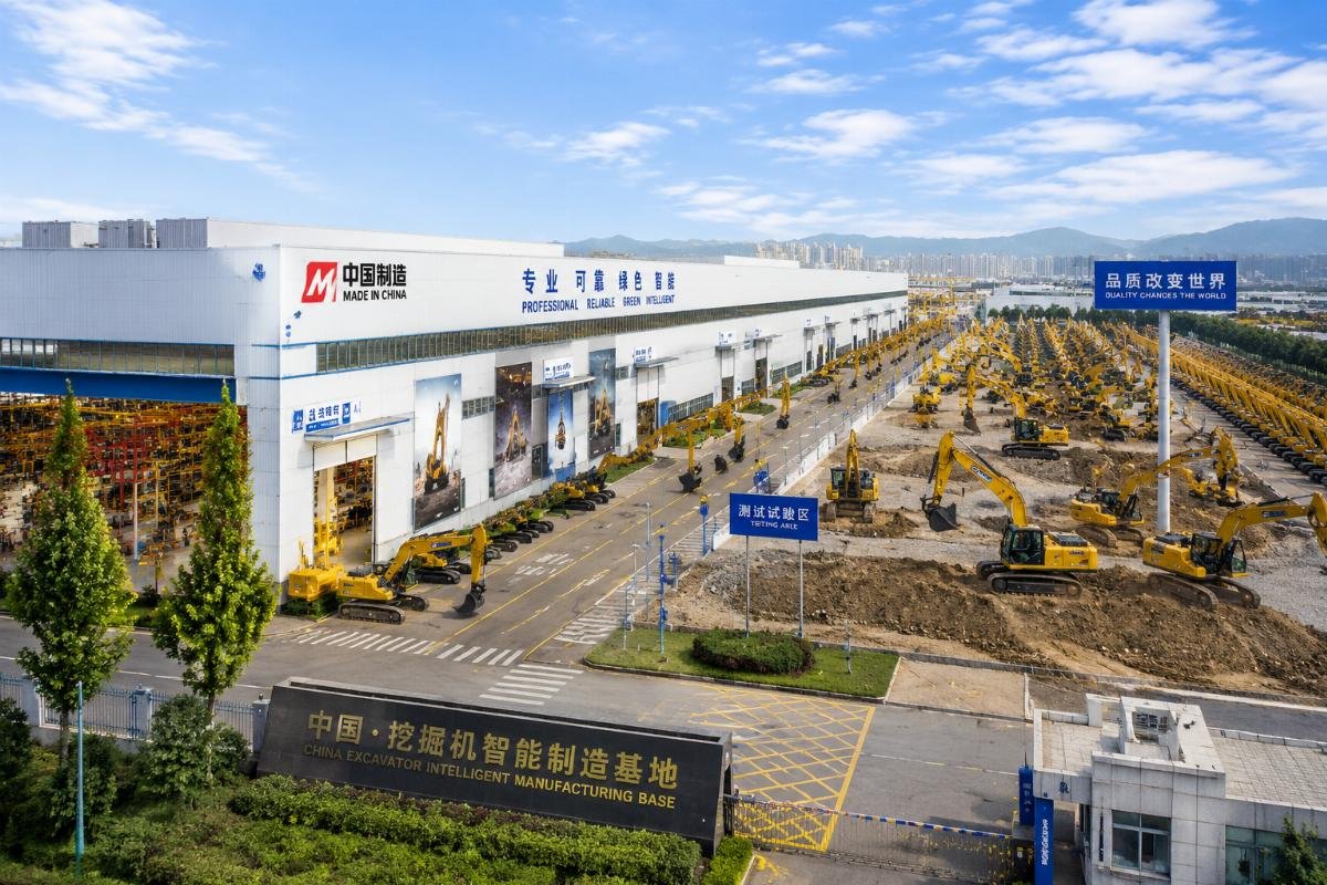 Qualified Chinese excavator production facility with testing yard and assembly lines